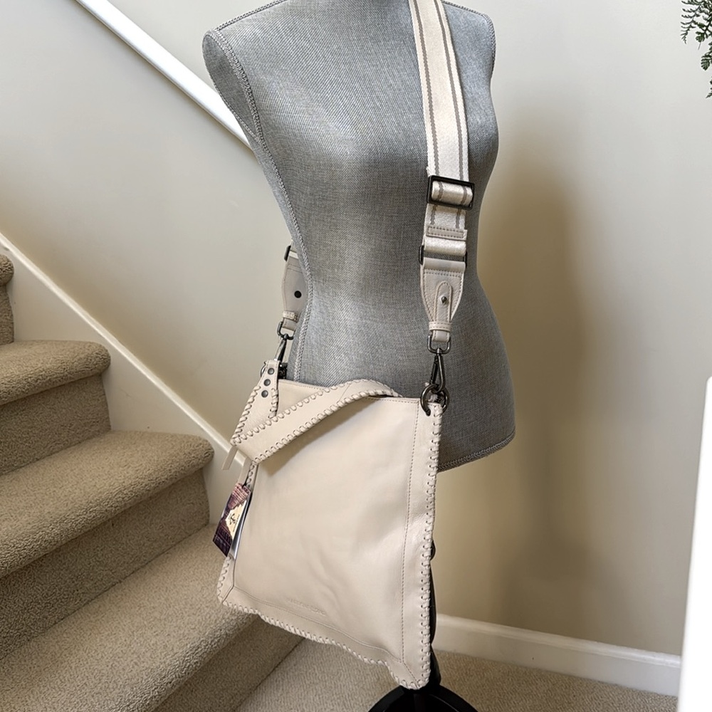 Elegant Harbour 2nd Cream Leather Crossbody/handle bag w/accessory purse.
